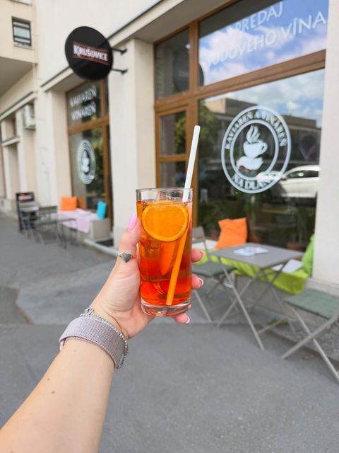 Aperol Spritz s plátkom pomaranča pred prevádzkou
