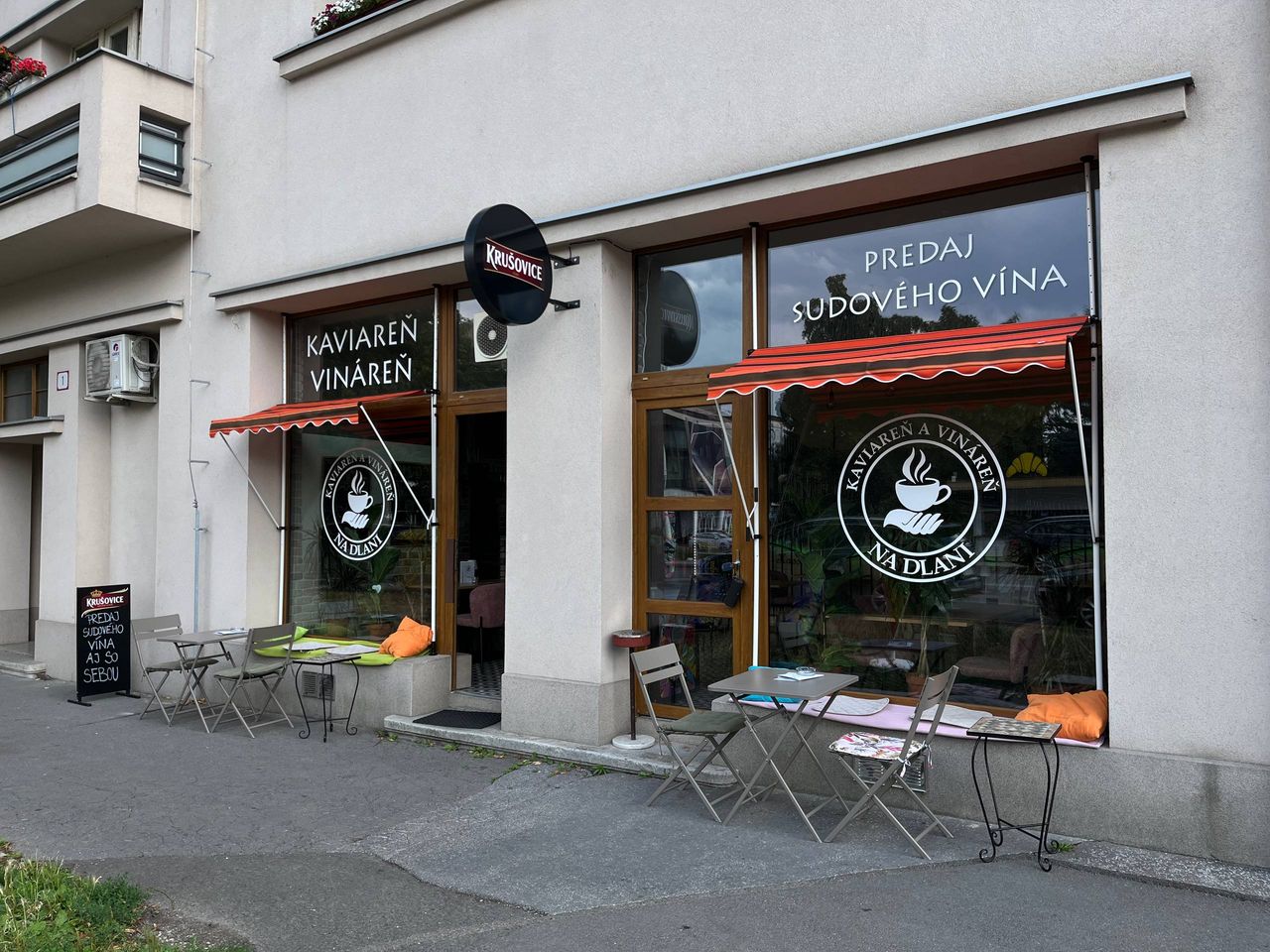 Kaviareň a vináreň Na dlani v Košiciach — posedenie a pohár vína