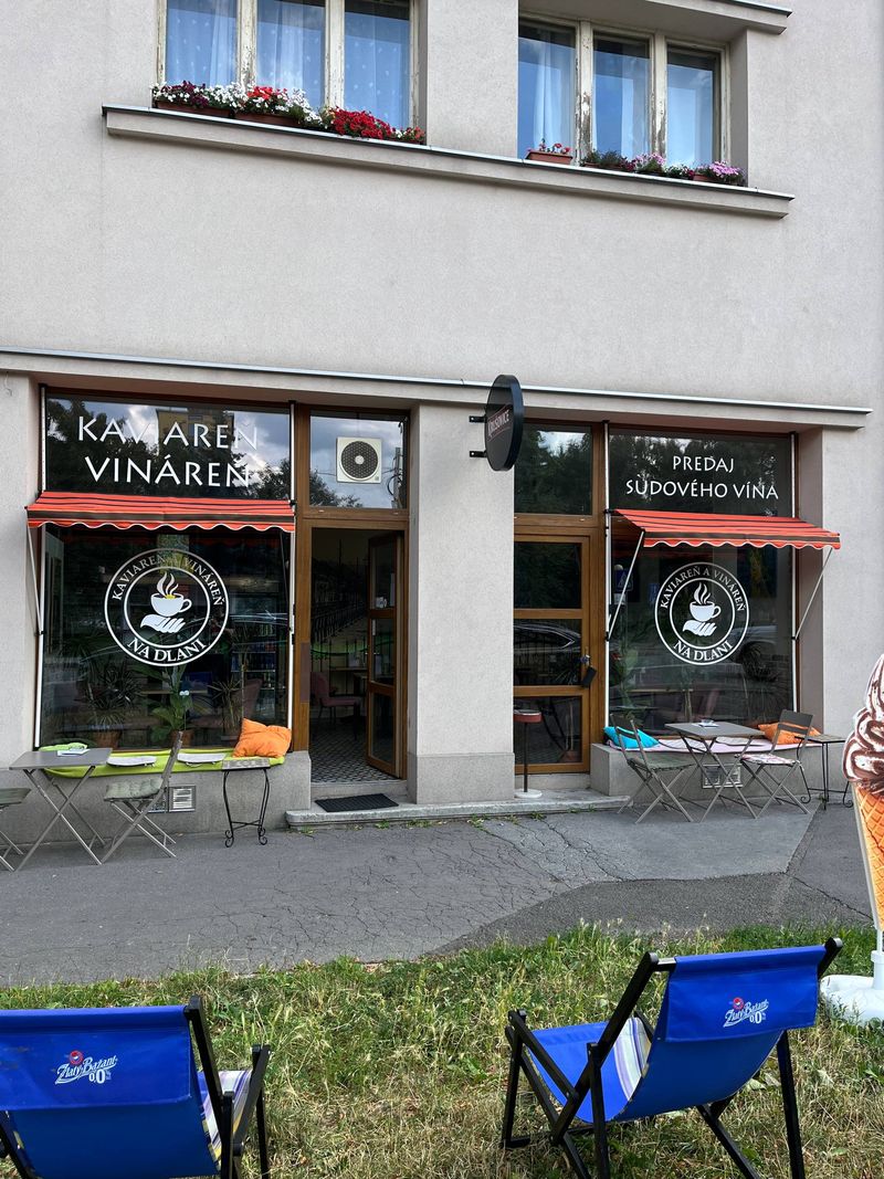 Kaviareň na Masarykovej zvonku — svetlá fasáda, nápisy Kaviareň Vináreň a predaj sudového vína