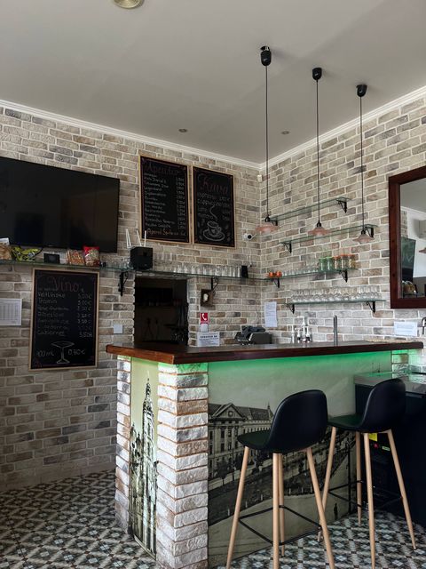 Barový pult s kriedovými tabuľami s ponukou kávy, vína a aperitívov